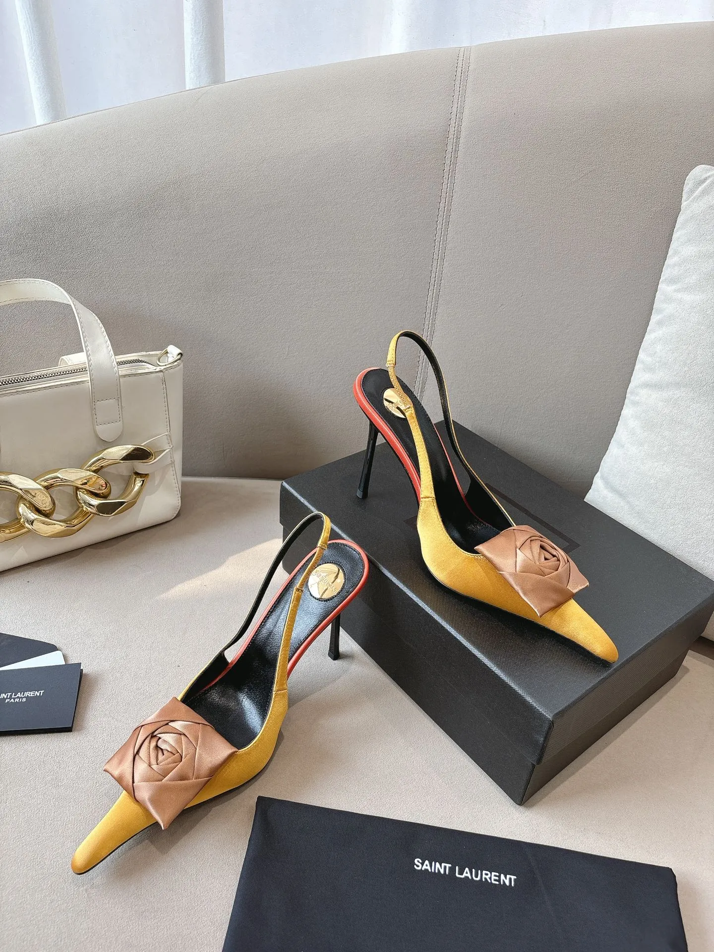 👟👟Ex-factory price 680👟👟 Saint Laurent ysl 25ss/autumn and winter ready-to-wear flower series catwalk style high heels. The toe and contrasting color design make the final effect quite impressive. The different colors are also very beautiful. Straight heels, curved heels, with flowers, and without flowers can be selected. Only YSL understands women’s hearts best and does not accept refutation. It is a super invincible feminine artifact, a must-have for women (z-brand full-body customization, own molded hardware accessories, perfect consistency) ✔ Upper: imported cow patent leather ✔ Inner lining: imported 🐑 goat leather ✔ Sole: imported genuine leather outsole ✔ Heel height: 10.5cm ✔ Size: 36-39 (40, 41, 42 can be customized and non-returnable) Flower style (full set of packaging)